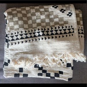 [UO Home] Aztec Tapestry/Throw Blanket